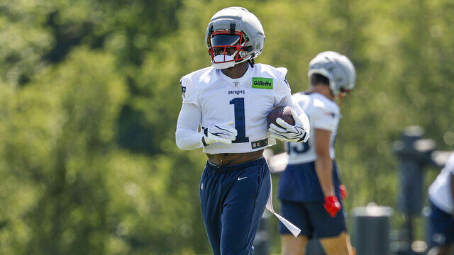 Patriots wideout Brown downplays dislocated thumb: 'You keep going'