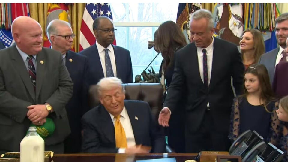 RFK Jr. awkwardly reacts as Donald Trump ignores his handshake during ...