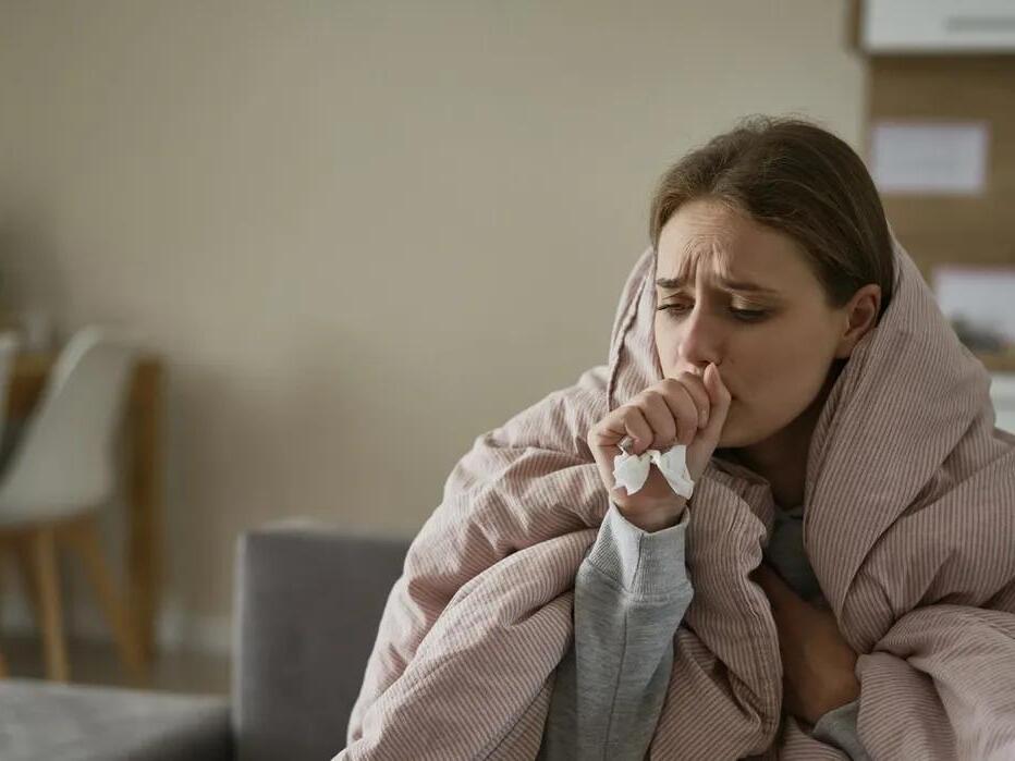 Health expert warning over '100 day cough' sweeping through UK