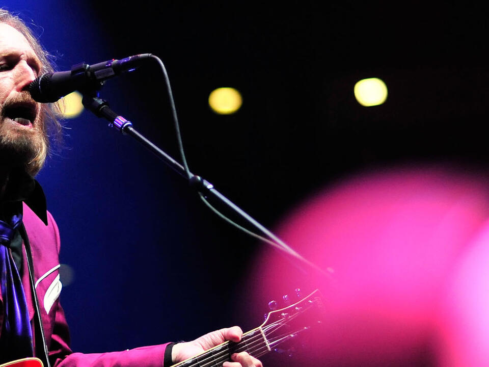 The Meaning Behind “Runaway Trains” by Tom Petty and the Heartbreakers