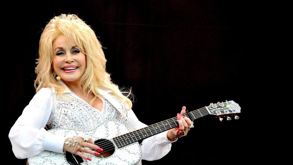 Manhattan Gives Dolly Parton a Major Honor With Clever ‘9 to 5' Twist