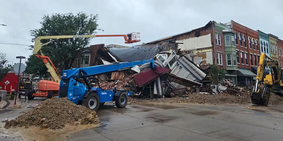 2 downtown Muscatine buildings collapse overnight - NewsBreak