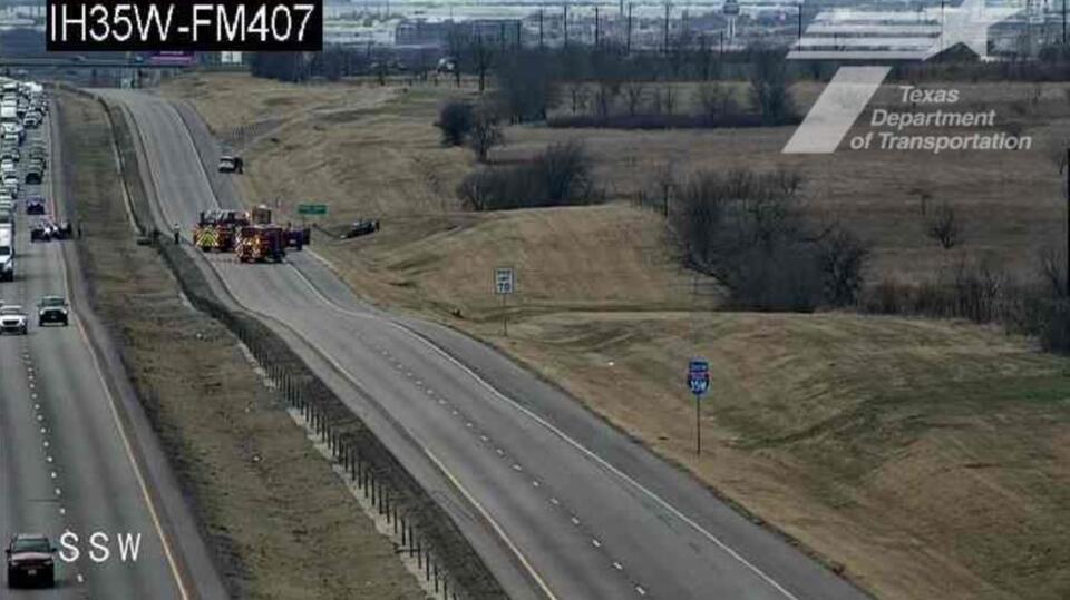 Fatal motorcycle crash shuts down the southbound lanes of I-35W ...