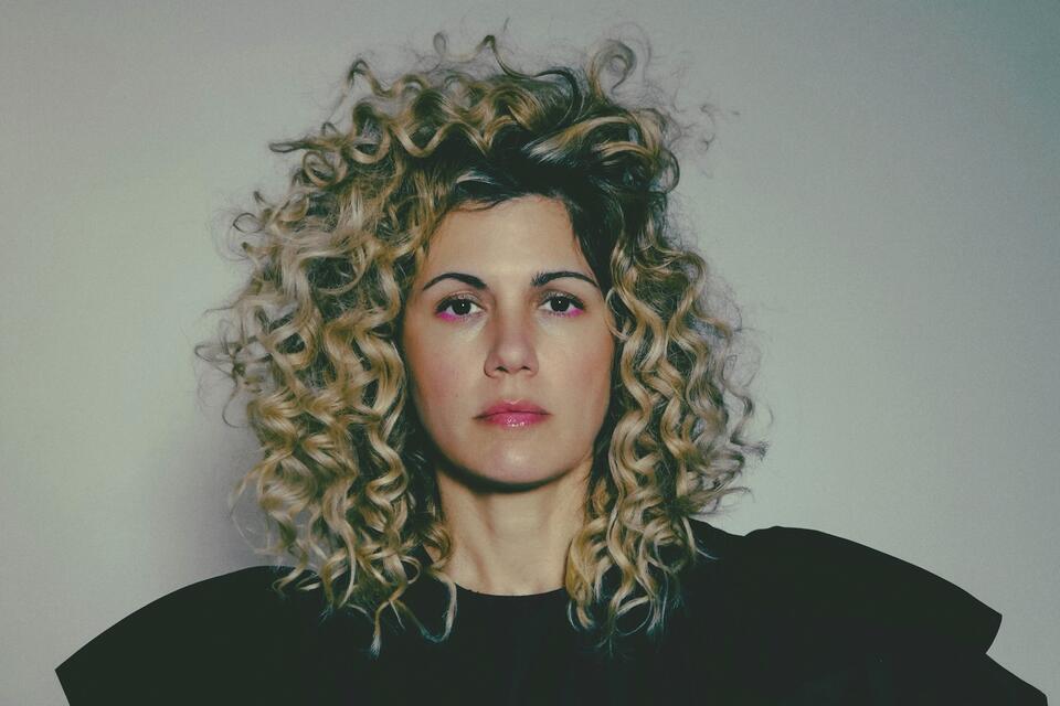 “I Don’t Owe You a Goddamn Thing”: Lisa Molinaro Claims the Sweetness for Herself on “Peach Fuzz,” a Feverish Indie Rock Eruption of Refusal & Release
