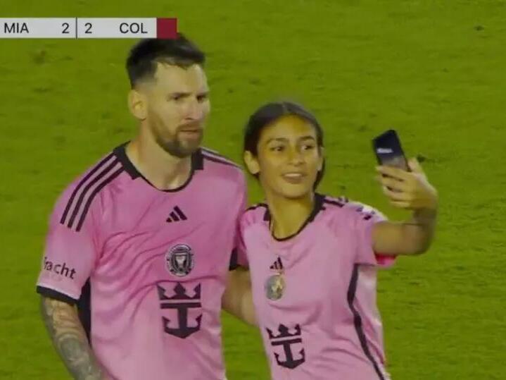 Lionel Messi Caught Off Guard By Field Invading Fan Causing Mad