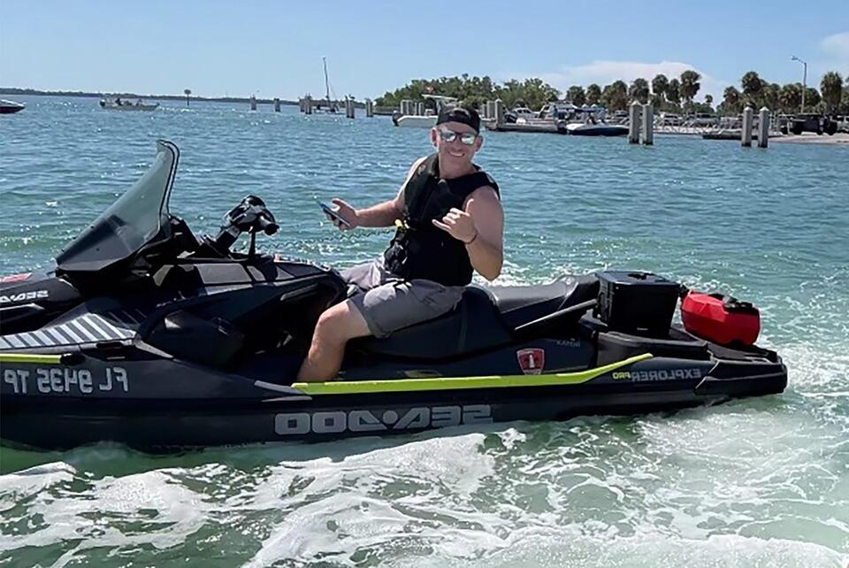 Beloved dad of 4 who was killed by lightning stopped to help boater, cousin says