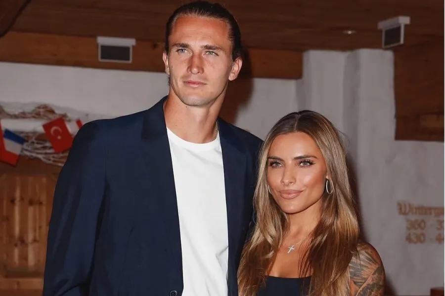 Alexander Zverev's Girlfriend Sophia Thomalla Reacts to Being Stuck in  Extreme Weather After Rain Halts His Cincinnati Match - NewsBreak