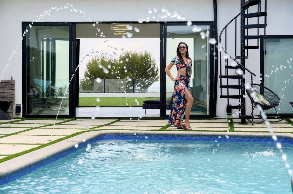 Woman earns $22K a month renting out her backyard pool - NewsBreak