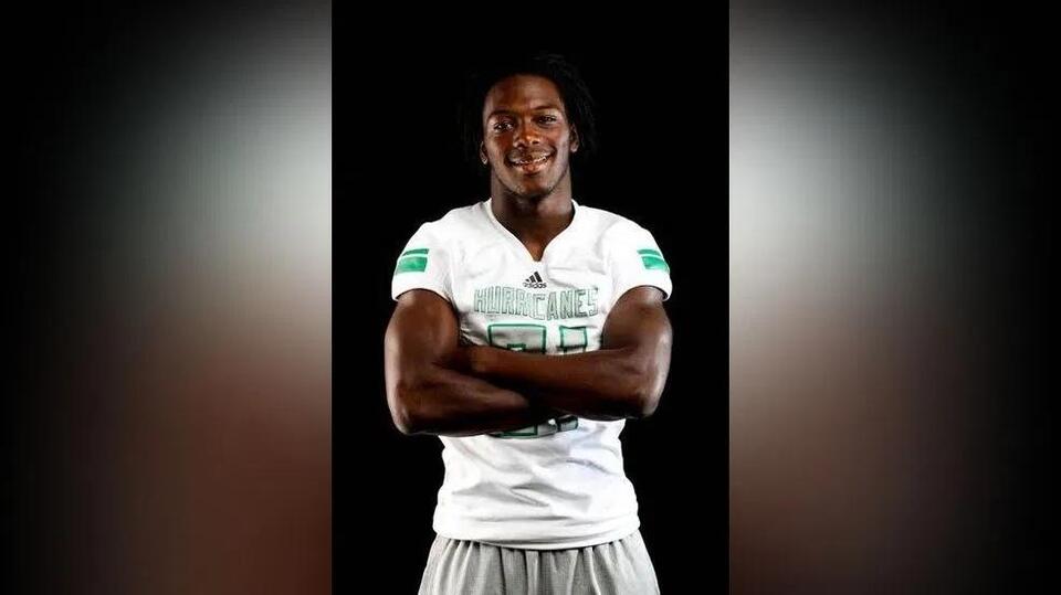 East Hamilton calls game-time timeout on No. 21, retiring Tre Herndon's jersey