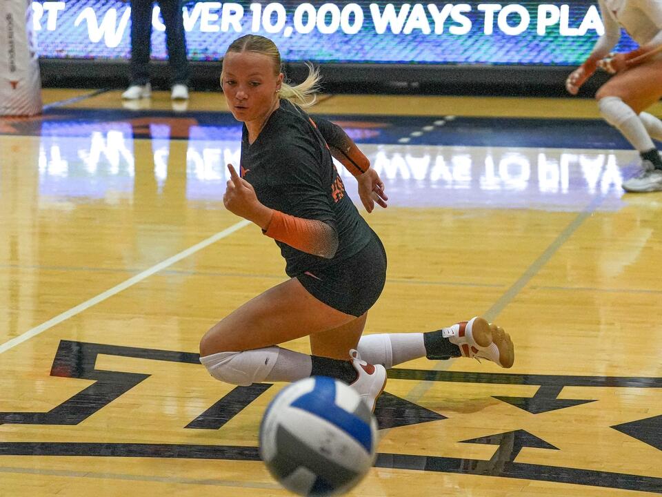 Texas Volleyball rebounds with decisive victory over Cincinnati