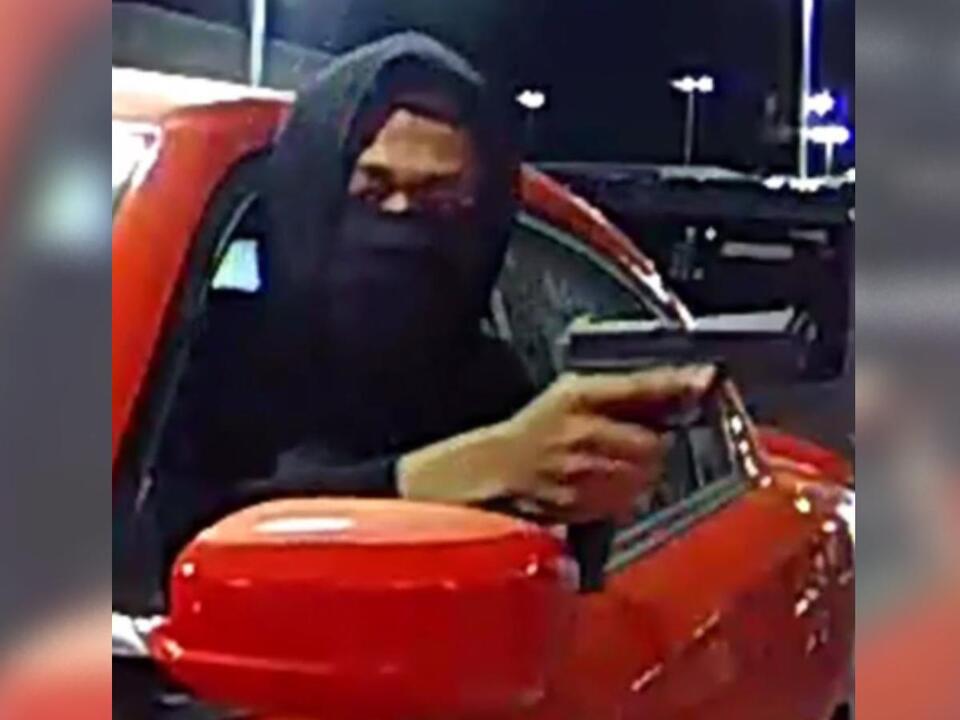 Police looking for suspects wanted in connection to rental car thefts