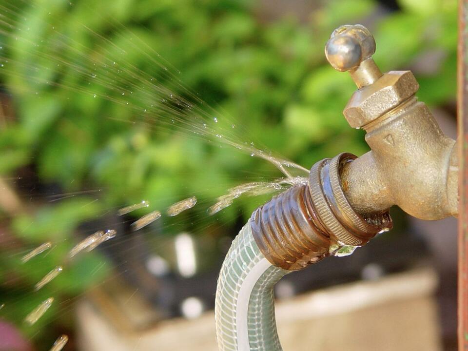 How to stop a hose from leaking at the faucet – easy insider tips from