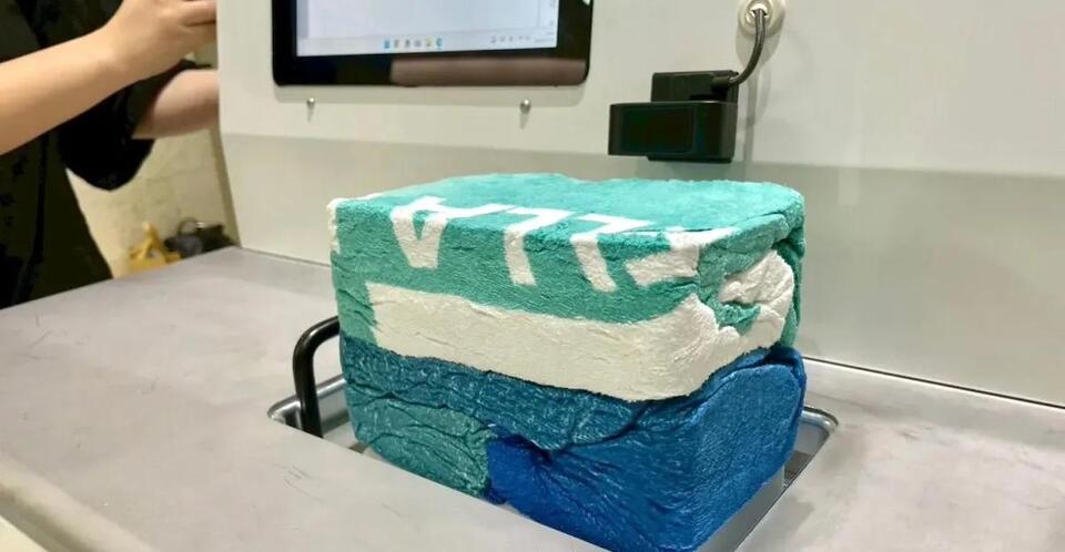 Japanese airports now offer clothing compression machines to free up ...