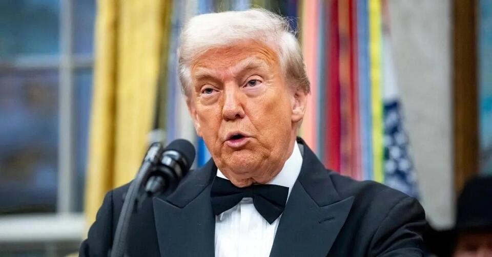 Donald Trump Turns the Oval Office Into a Gold Palace — Before and ...