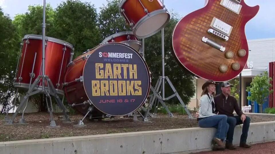 Garth Brooks in Milwaukee; fans travel for Summerfest pre-party