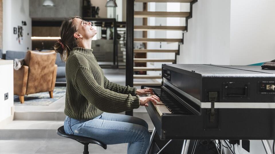 How to play a piano with both hands