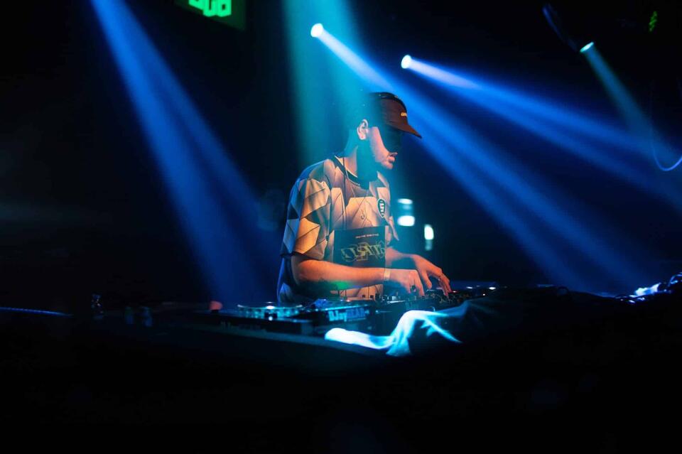 Drone Shakes Speakers on ‘What Comes Next’ EP
