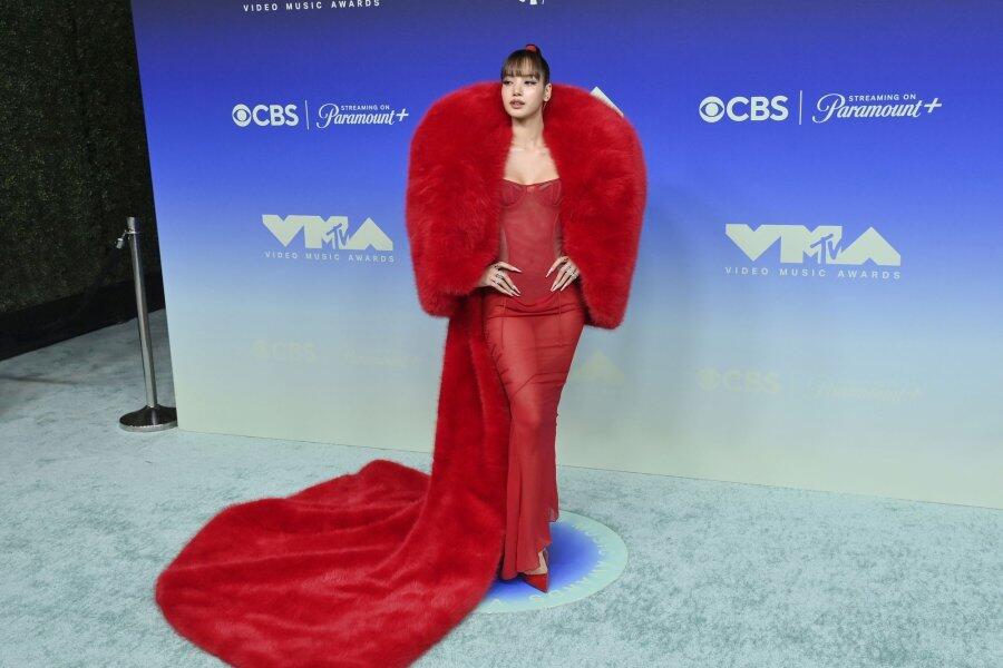 Watch: Blackpink's Lisa shares behind-the-scenes look at VMAs prep ...
