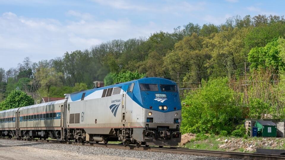 Amtrak train strikes and kills 13-year-old in Simi Valley crossing ...