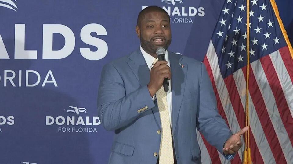 Byron Donalds campaigns in Pensacola as Florida governor primary nears ...