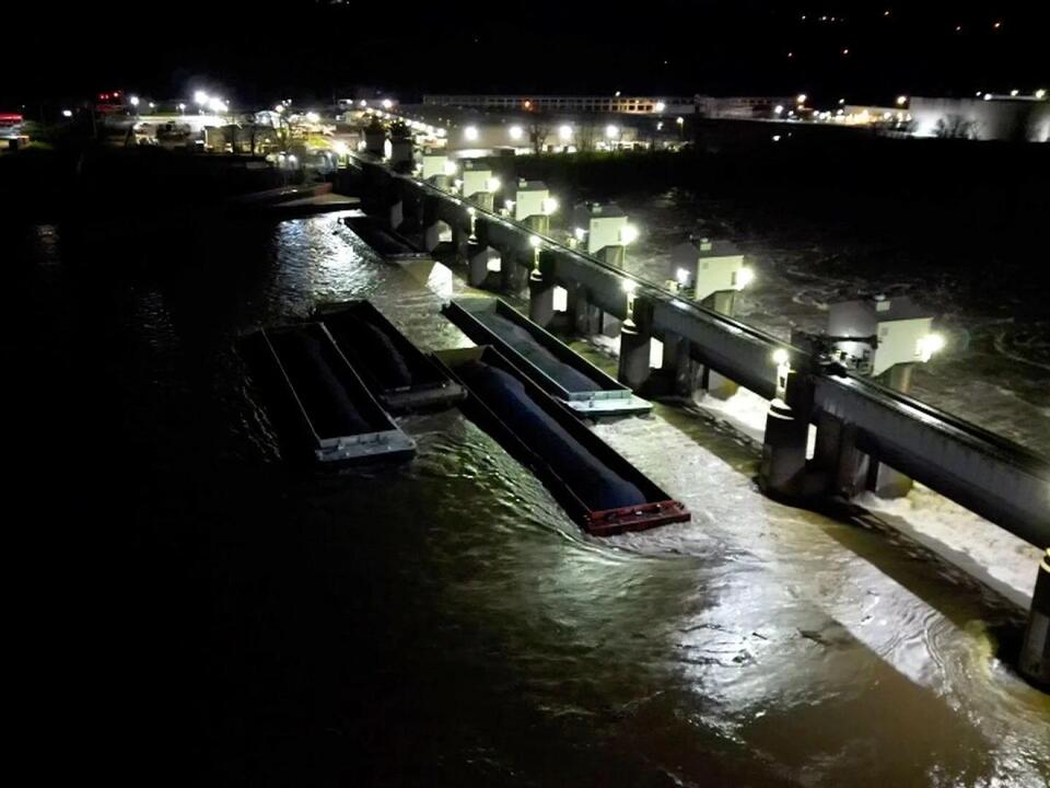 Bridges reopen after 26 barges broke loose and floated down Ohio River