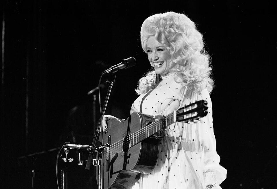 the-enduring-magic-of-dolly-parton-s-jolene-newsbreak