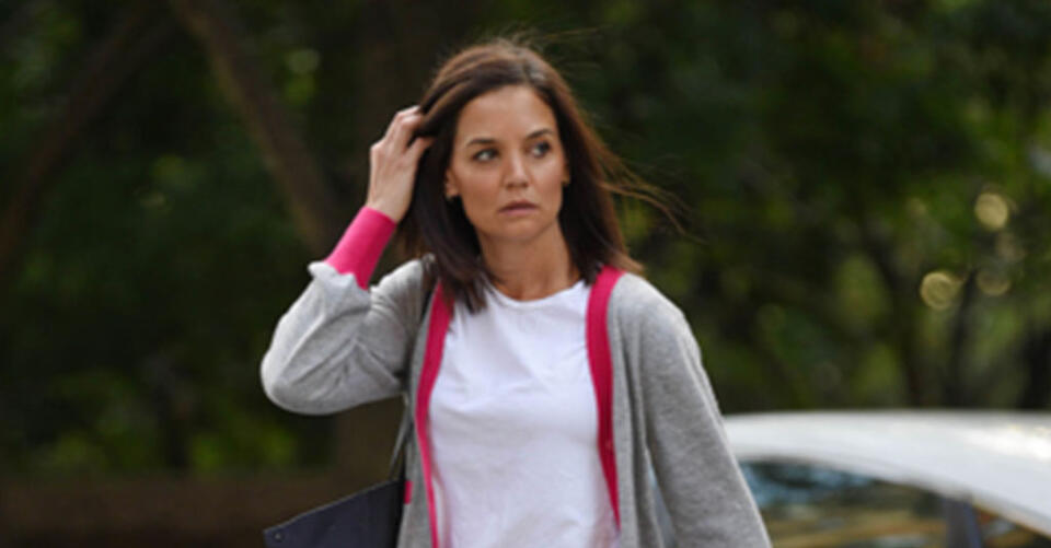 Katie Holmes Pops in Hot Pink Cardigan Trim, Skinny Jeans & Square-Toe Boots – NewsBreak