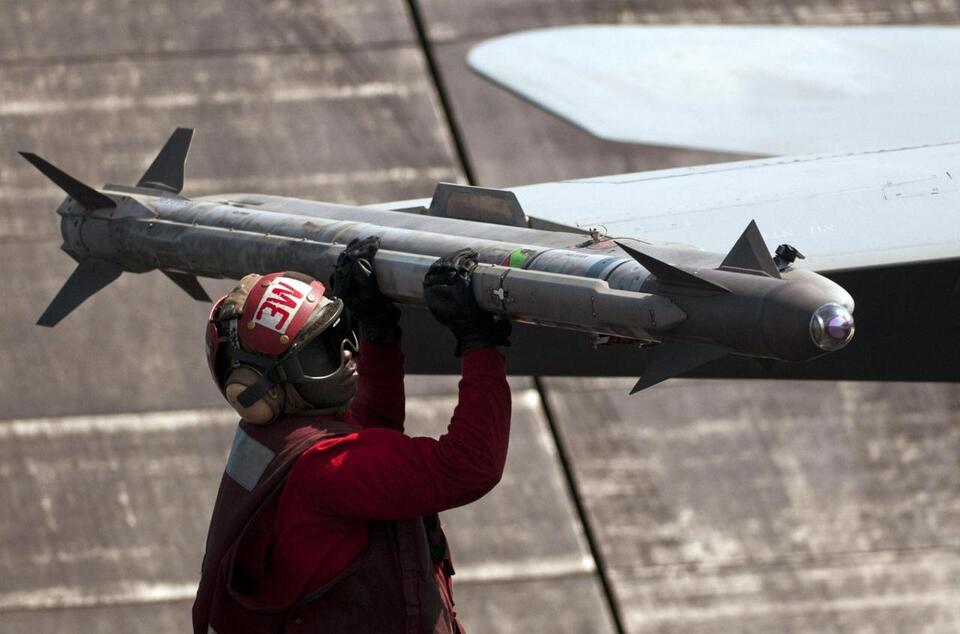F/A-18 Super Hornets Now Flying With Four AIM-9Xs From USS Eisenhower ...