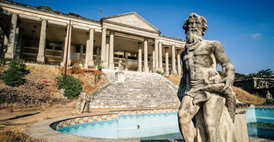 20 Photos From Hauntingly Beautiful Abandoned Mansions - NewsBreak