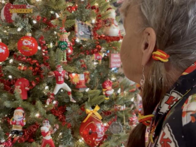 Chiefs fan’s Christmas tree tells 40-year story of team pride, family ...