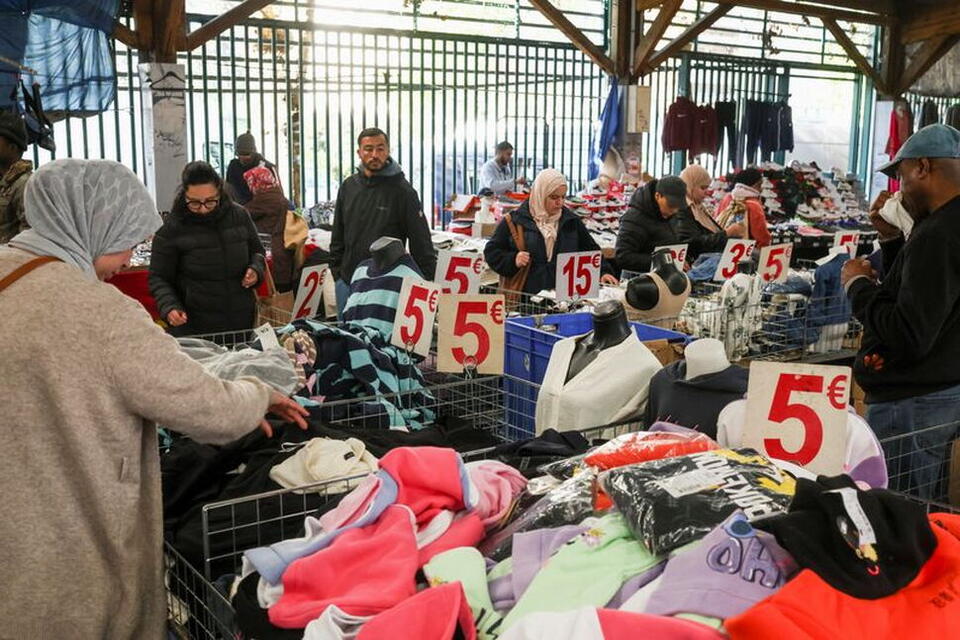 Euro Zone Consumer Confidence Falls to -17.9 in October - NewsBreak