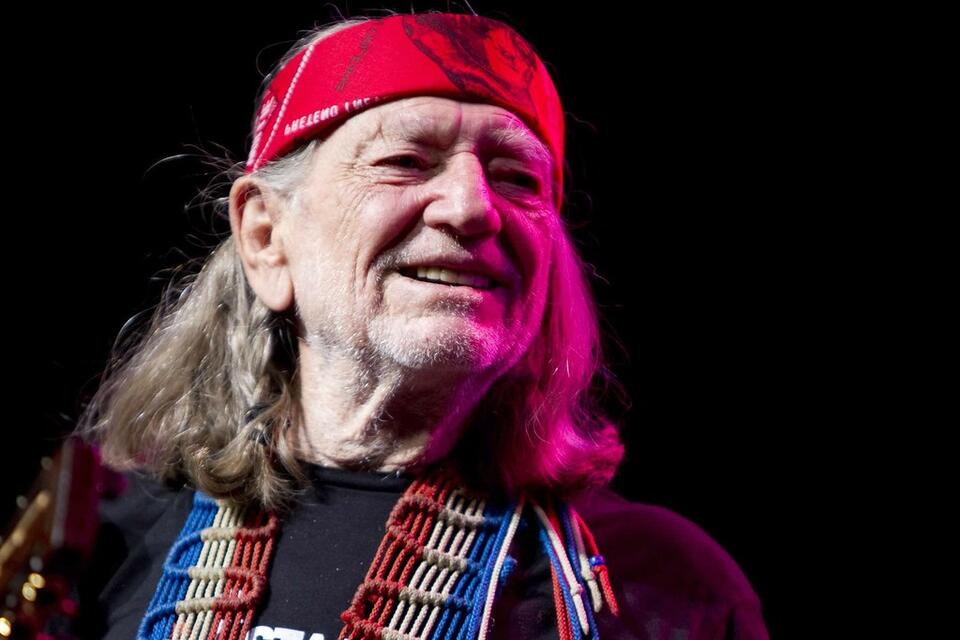 Willie Nelson, 92, Sends Stern Message to Fans After Fake Death Rumors ...