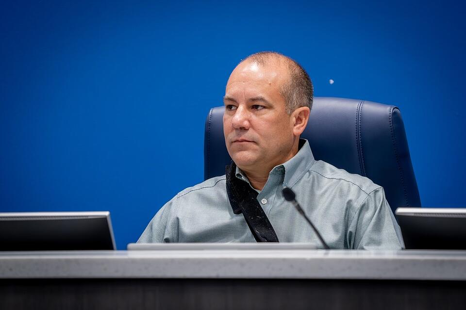 Former Manatee commissioner sues another commissioner for defamation