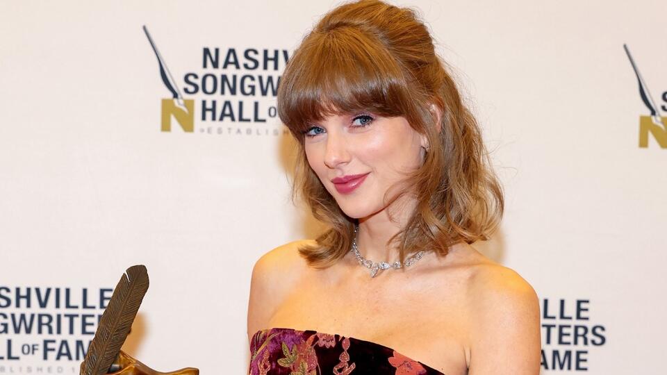 Taylor Swift’s Raisa Vanessa Velvet Micro Minidress Is ‘Lusciously Fall ...