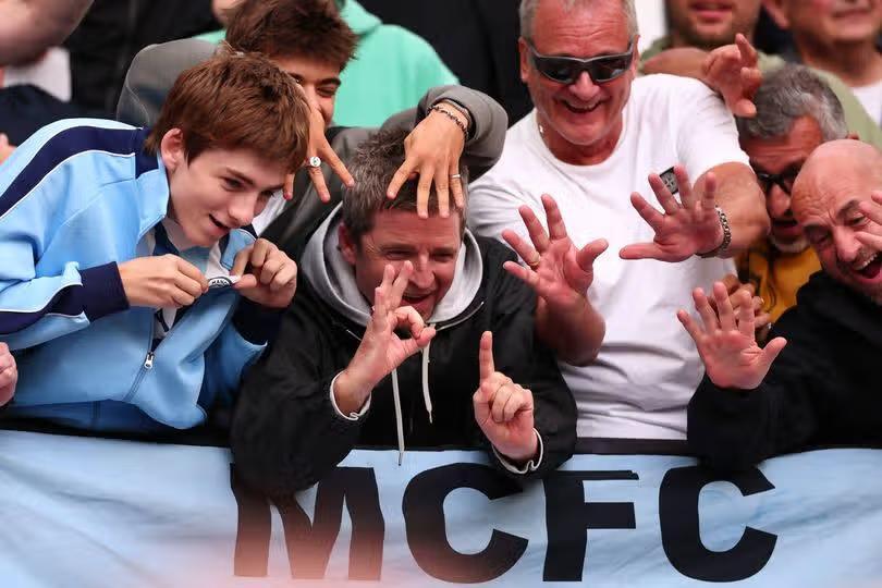 Noel Gallagher reacts to son's viral gesture towards Manchester United ...