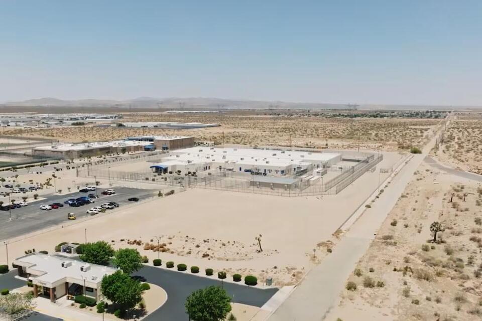A social media influencer offers a look into a remote ICE facility ...