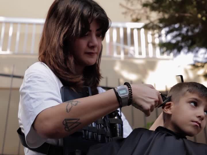 Lebanese hairdresser offers free haircuts for displaced kids