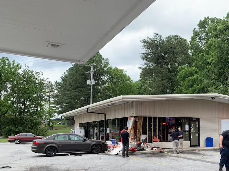 Driver crashes into gas station on Cloverdale Rd. in Florence