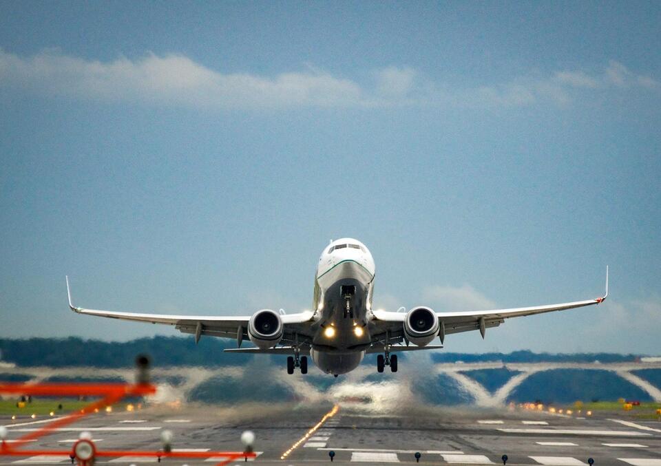 More air travelers than ever are paying for premium seats. Here's why ...