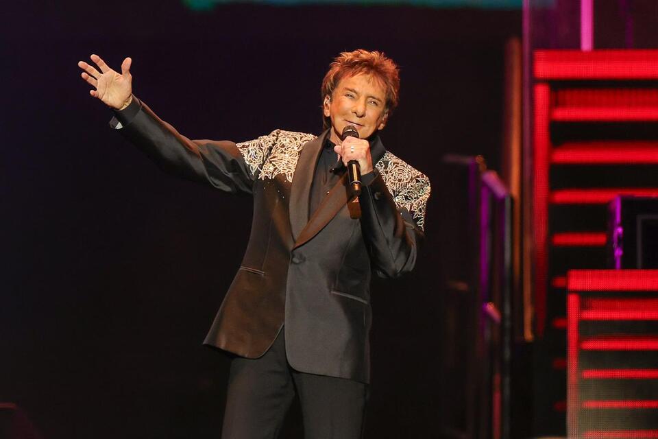 Barry Manilow unexpectedly postpones concert