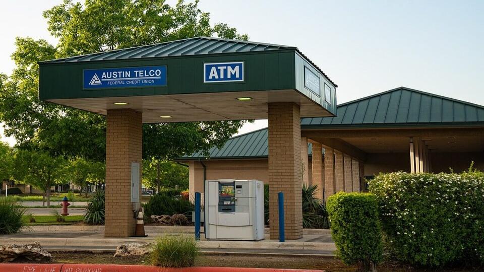 Two-year personal loans at banks average 11.86%, about half the 22.15% ...