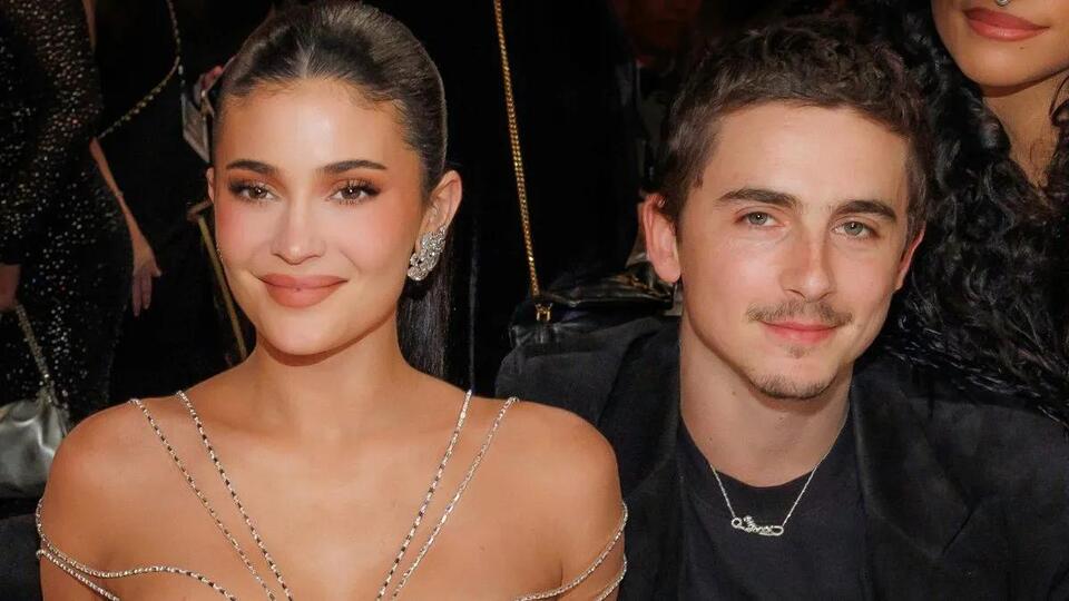 Kylie Jenner Poses With Boyfriend’s Golden Globes Amid Snub Rumors ...