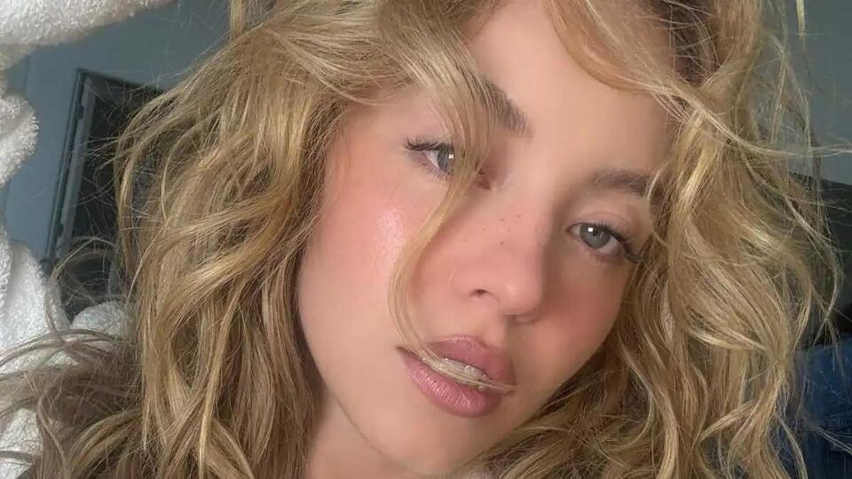 Sydney Sweeney Flashes Her $39 Plunging Syrn Bralette for a Good Cause -  NewsBreak