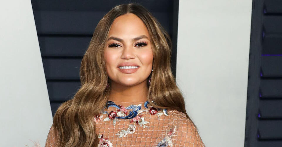 Chrissy Teigen Sparkles in Crystal Chandelier Blazer & Strappy Heels for Gwen Stefani Concert – NewsBreak