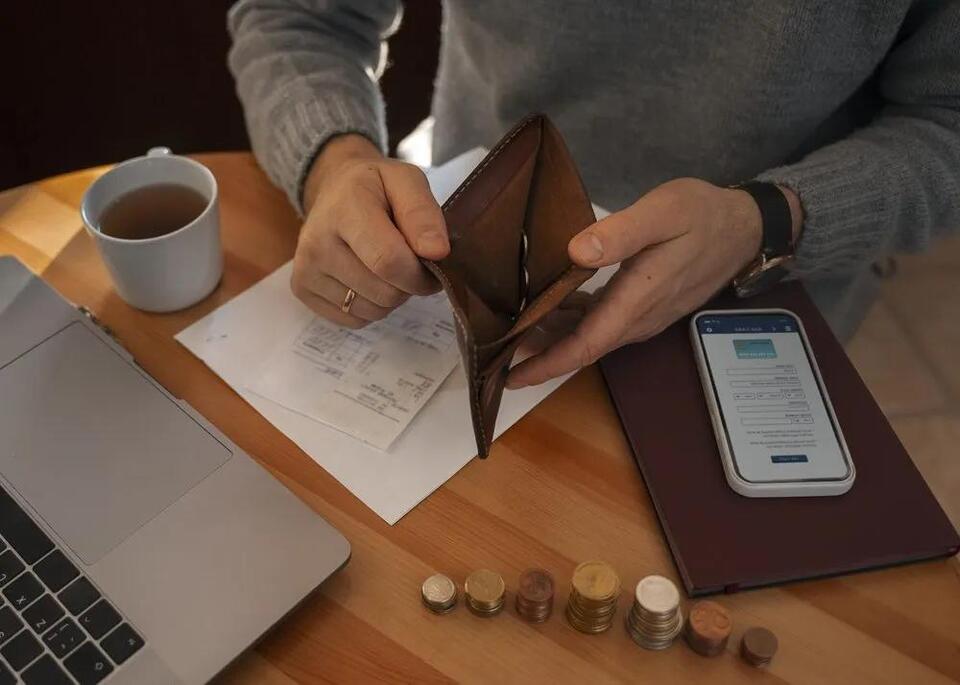 8 Everyday Habits That Quietly Drain Your Budget