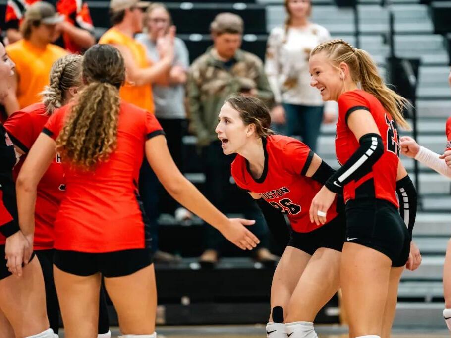 Houston volleyball finishes third in tournament