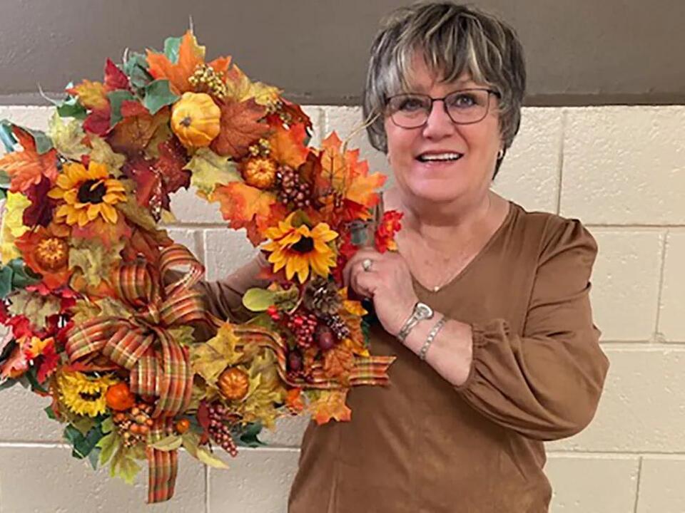 Cabool Art Club holds meeting on making wreaths