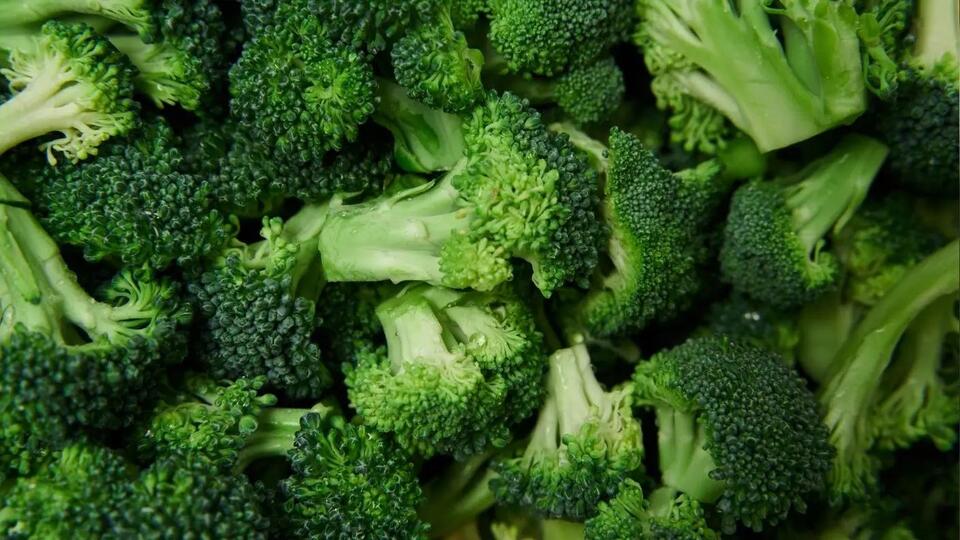 Stop Throwing Away This Part of the Broccoli—It’s Packed With Muscle ...