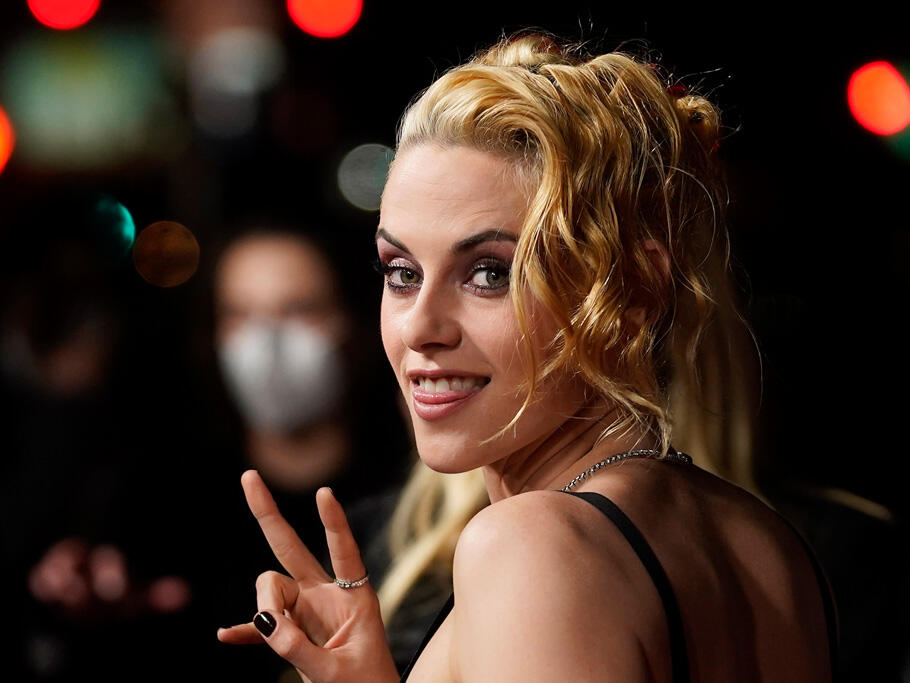 Kristen Stewart Marries Edgy & Sweet Style in a Satin Bandeau & Lace Skirt at ‘Spencer’ Premiere – NewsBreak