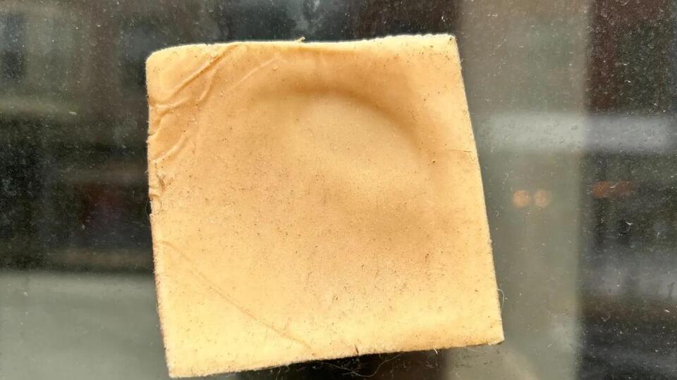 Slice of cheese stuck to storefront window in Chicago becomes viral ...